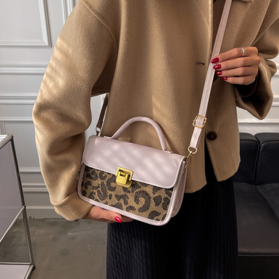 Σύγχρονη τσάντα με κούμπωμα και animal print