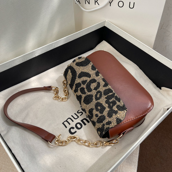 Кожена чанта с метална верига и животински принт