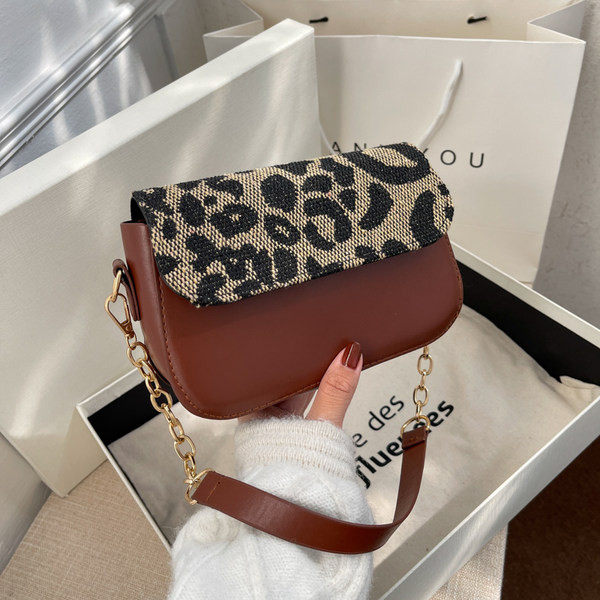 Кожена чанта с метална верига и животински принт