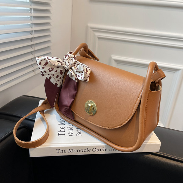 Нов модел дамска кожена чанта с метално закопчаване