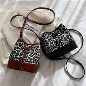 Casual τσάντα με κορδόνια και animal print