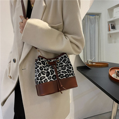 Casual τσάντα με κορδόνια και animal print