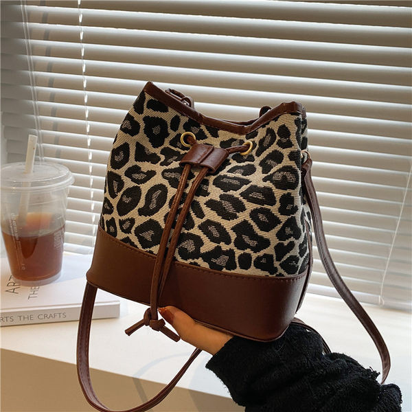 Ежедневна чанта с връзки и животински принт