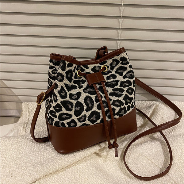 Ежедневна чанта с връзки и животински принт