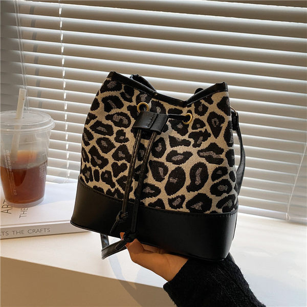 Ежедневна чанта с връзки и животински принт