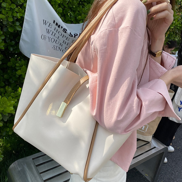 Ежедневна чанта от еко кожа-изчистен модел