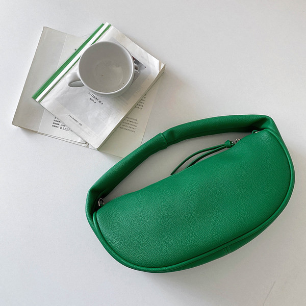 Дамска кожена чанта с метален елемент нов модел