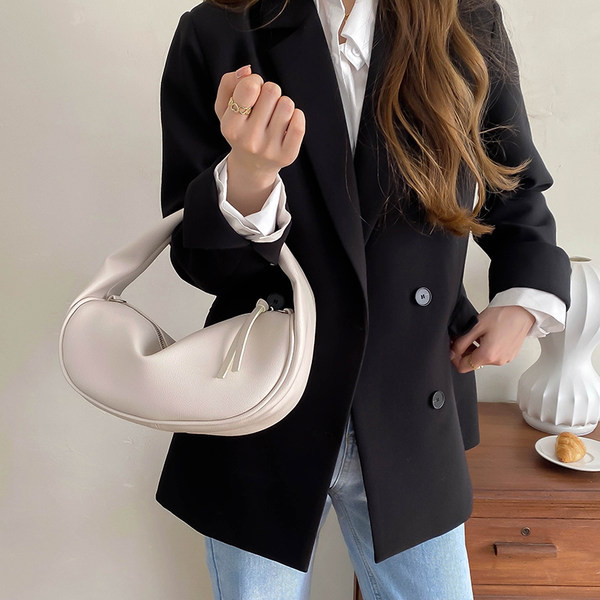 Дамска кожена чанта с метален елемент нов модел