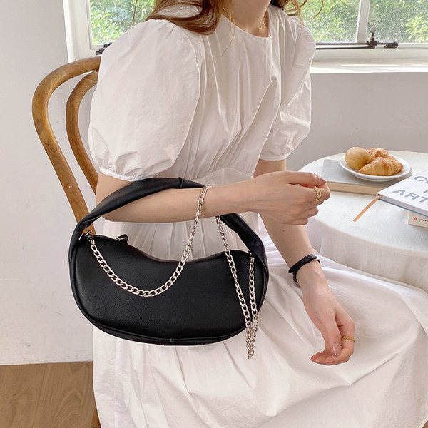 Дамска кожена чанта с метален елемент нов модел