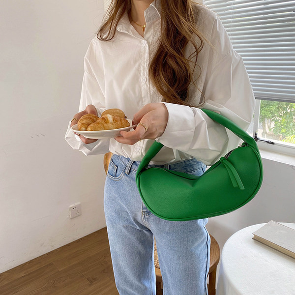 Дамска кожена чанта с метален елемент нов модел