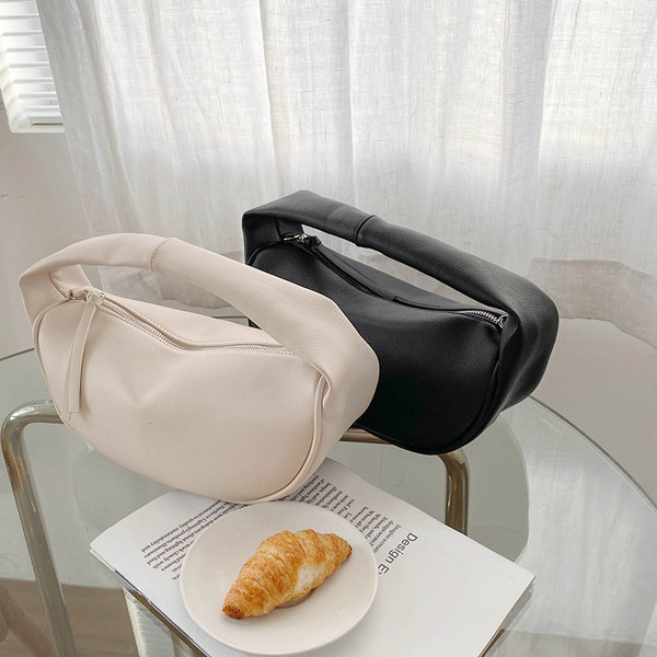 Дамска кожена чанта с метален елемент нов модел