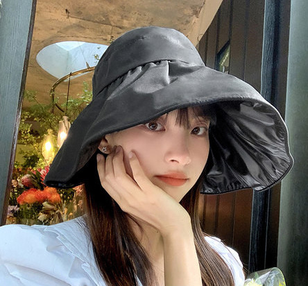 Дамска текстилна шапка с широка козирка