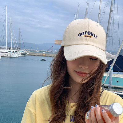 Спортна дамска шапка с козирка и бродерия