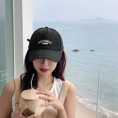 Спортна дамска шапка с козирка и бродерия