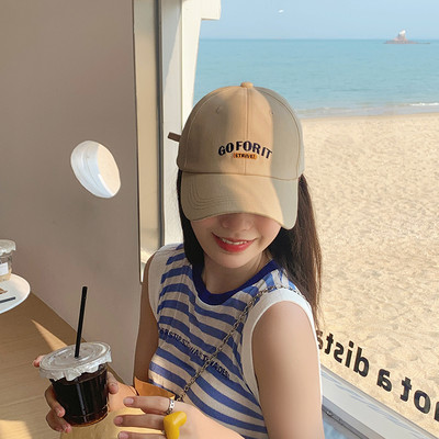 Спортна дамска шапка с козирка и бродерия