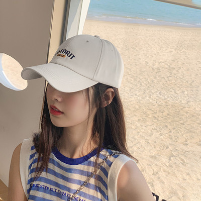 Спортна дамска шапка с козирка и бродерия