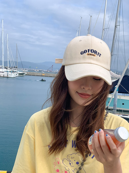 Спортна дамска шапка с козирка и бродерия