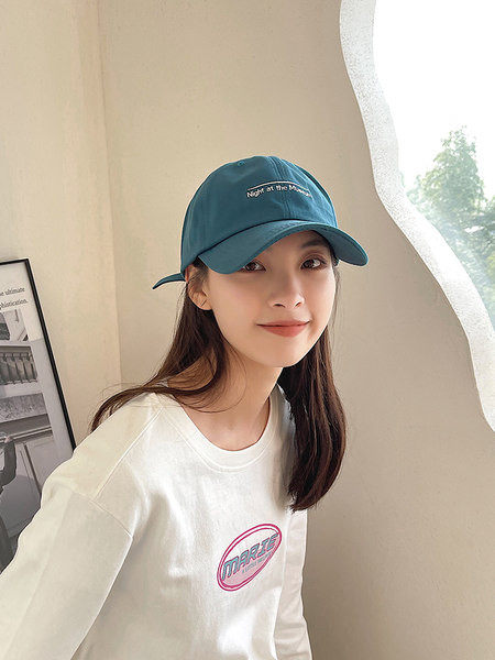 Дамска лятна шапка с козирка и надпис 