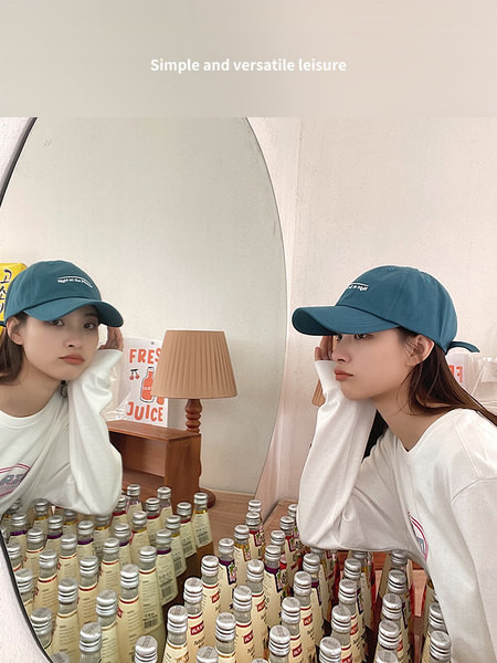 Дамска лятна шапка с козирка и надпис 