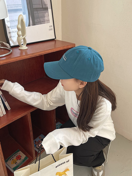 Дамска лятна шапка с козирка и надпис 