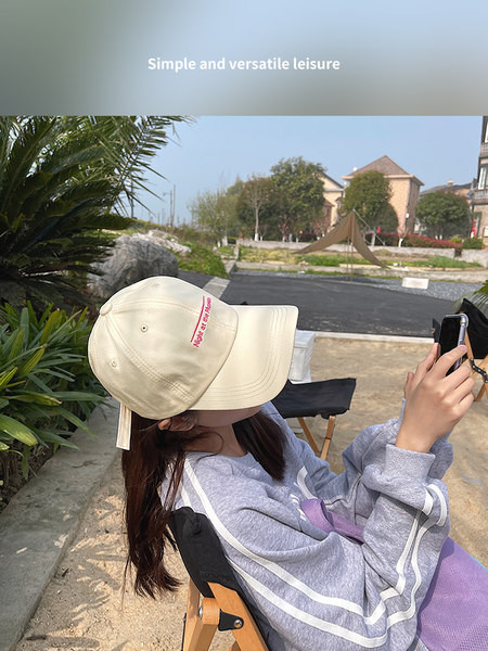 Дамска лятна шапка с козирка и надпис 