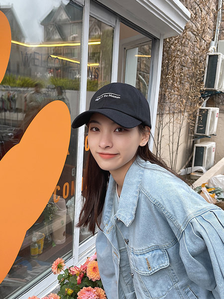 Дамска лятна шапка с козирка и надпис 