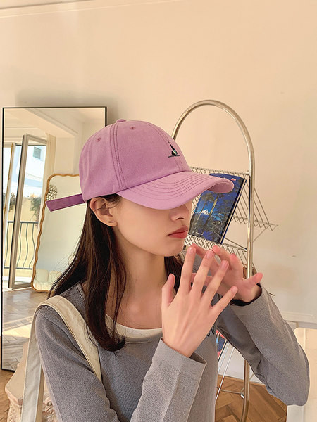 Дамска шапка с козирка в различни цветове