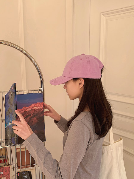 Дамска шапка с козирка в различни цветове