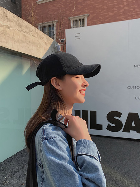 Дамска шапка с козирка в различни цветове