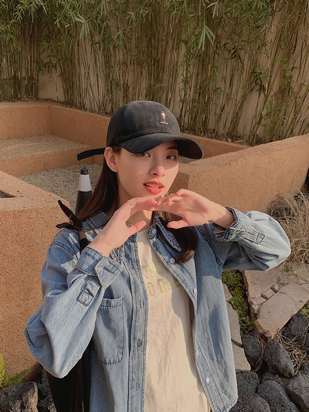 Дамска шапка с козирка в различни цветове