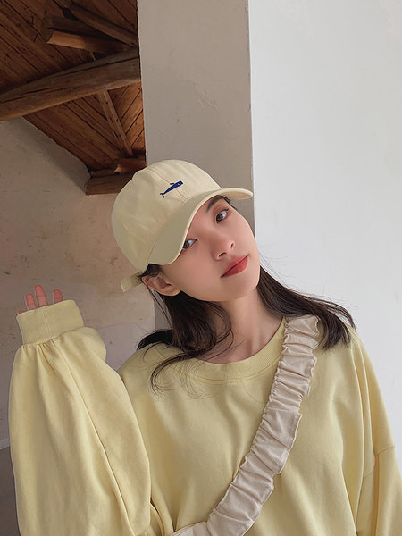 Дамска регулируема шапка с апликация и козирка