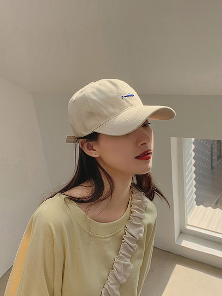 Дамска регулируема шапка с апликация и козирка