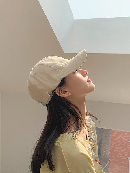 Дамска регулируема шапка с апликация и козирка