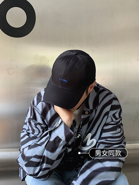 Дамска регулируема шапка с апликация и козирка