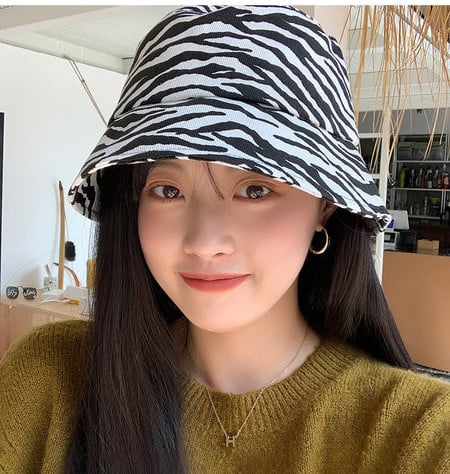 Дамска шапка тип идиотка в черно бял цвят 