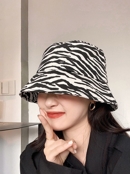 Дамска шапка тип идиотка в черно бял цвят 