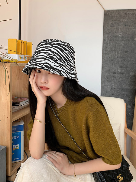 Дамска шапка тип идиотка в черно бял цвят 