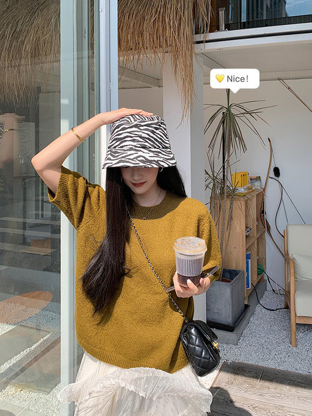 Дамска шапка тип идиотка в черно бял цвят 