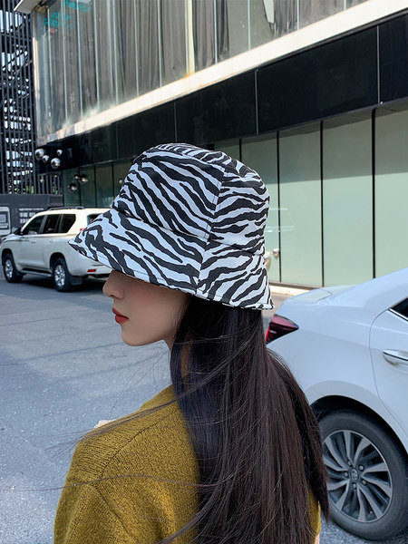 Дамска шапка тип идиотка в черно бял цвят 