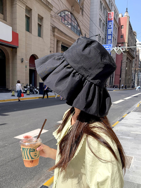 Текстилна шапка с широка периферия