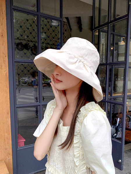 Текстилна шапка с широка периферия