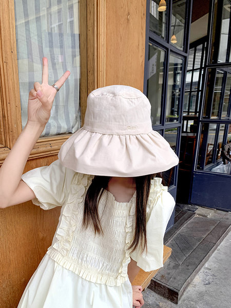 Текстилна шапка с широка периферия