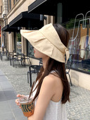 Дамска шапка с голяма козирка и панделка