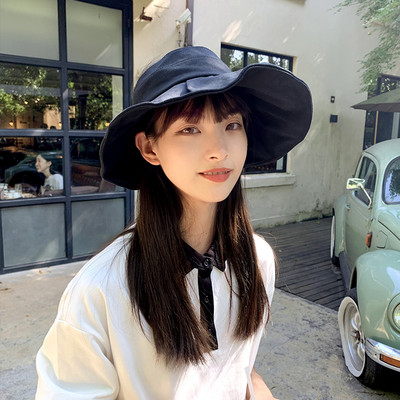 Дамска шапка с голяма козирка и панделка