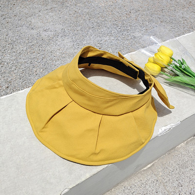 Дамска шапка с голяма козирка и панделка