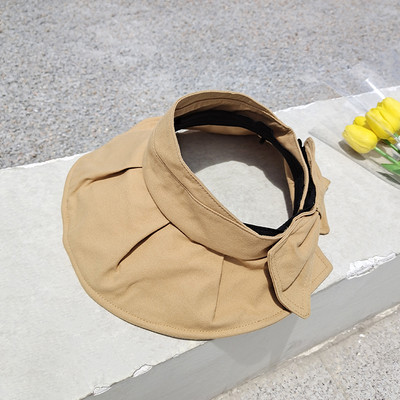 Дамска шапка с голяма козирка и панделка