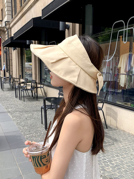 Дамска шапка с голяма козирка и панделка