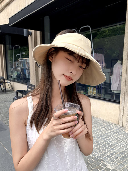 Дамска шапка с голяма козирка и панделка