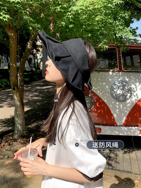 Дамска шапка с голяма козирка и панделка