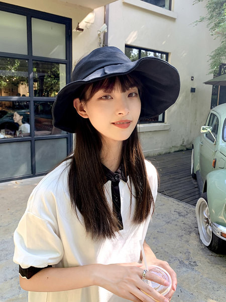 Дамска шапка с голяма козирка и панделка